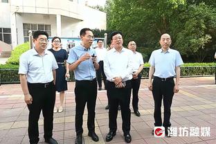 克莱手起刀落三分！但是踩线在先被吹无效